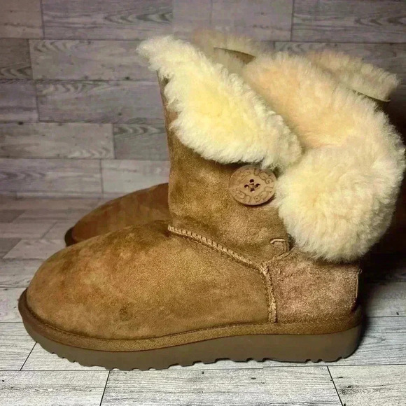 UGG Womens Bailey Button 5991Y Chestnut Brown Sheepskin Boots Sz 7 - Picture 1 of 9